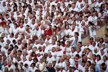 Público asistente a la Plaza de Toros de Pamplona durante la cuarta corrida de la Feria del Toro 2018.