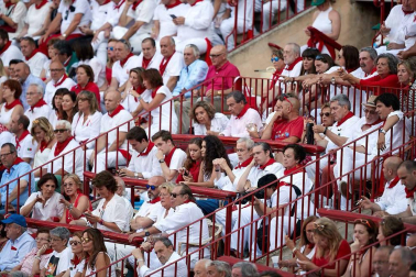 Público asistente a la Plaza de Toros de Pamplona durante la cuarta corrida de la Feria del Toro 2018.