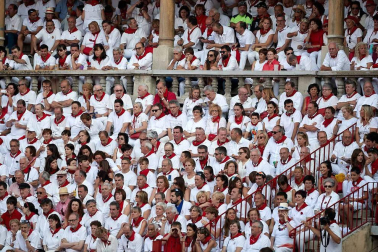 Público asistente a la Plaza de Toros de Pamplona durante la cuarta corrida de la Feria del Toro 2018.