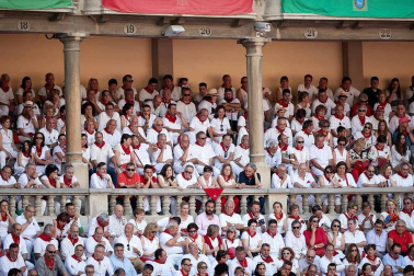 Público asistente a la Plaza de Toros de Pamplona durante la cuarta corrida de la Feria del Toro 2018.