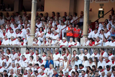 Público asistente a la Plaza de Toros de Pamplona durante la cuarta corrida de la Feria del Toro 2018.