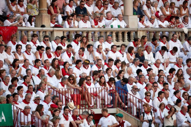 Público asistente a la Plaza de Toros de Pamplona durante la cuarta corrida de la Feria del Toro 2018.