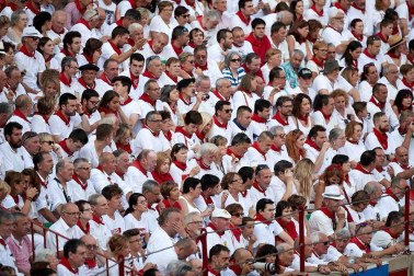 Público asistente a la Plaza de Toros de Pamplona durante la cuarta corrida de la Feria del Toro 2018.