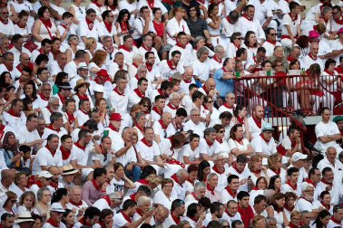 Público asistente a la Plaza de Toros de Pamplona durante la cuarta corrida de la Feria del Toro 2018.