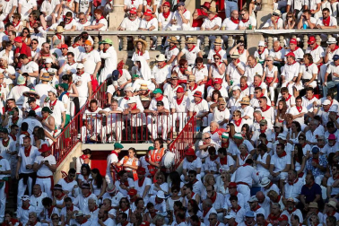 Público asistente a la Plaza de Toros de Pamplona durante la cuarta corrida de la Feria del Toro 2018.