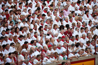 Público asistente a la Plaza de Toros de Pamplona durante la cuarta corrida de la Feria del Toro 2018.