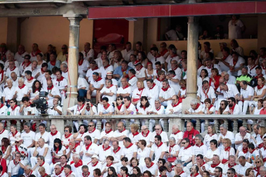Público asistente a la Plaza de Toros de Pamplona durante la cuarta corrida de la Feria del Toro 2018.