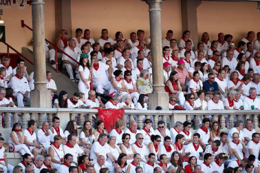 Público asistente a la Plaza de Toros de Pamplona durante la cuarta corrida de la Feria del Toro 2018.