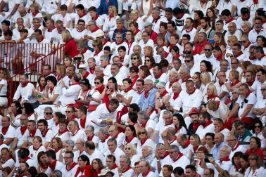 Público asistente a la Plaza de Toros de Pamplona durante la cuarta corrida de la Feria del Toro 2018.