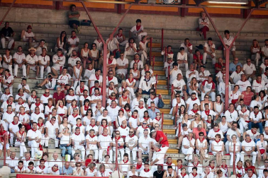 Público asistente a la Plaza de Toros de Pamplona durante la cuarta corrida de la Feria del Toro 2018.