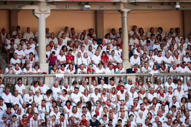 Público asistente a la Plaza de Toros de Pamplona durante la cuarta corrida de la Feria del Toro 2018.