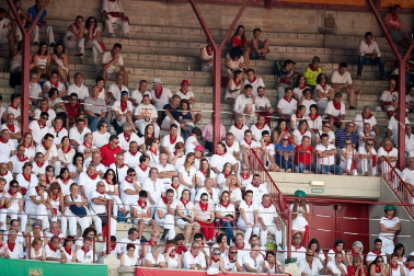 Público asistente a la Plaza de Toros de Pamplona durante la cuarta corrida de la Feria del Toro 2018.