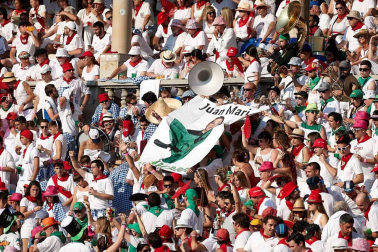 Público asistente a la Plaza de Toros de Pamplona durante la cuarta corrida de la Feria del Toro 2018.