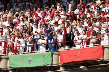 Público asistente a la Plaza de Toros de Pamplona durante la cuarta corrida de la Feria del Toro 2018.