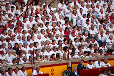 Público asistente a la Plaza de Toros de Pamplona durante la cuarta corrida de la Feria del Toro 2018.