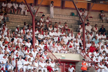 Público asistente a la Plaza de Toros de Pamplona durante la cuarta corrida de la Feria del Toro 2018.