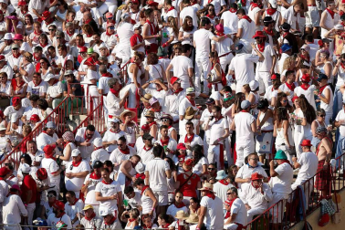 Público asistente a la Plaza de Toros de Pamplona durante la cuarta corrida de la Feria del Toro 2018.