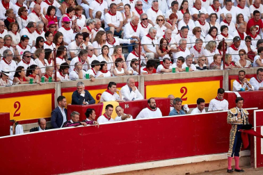 Público asistente a la Plaza de Toros de Pamplona durante la cuarta corrida de la Feria del Toro 2018.