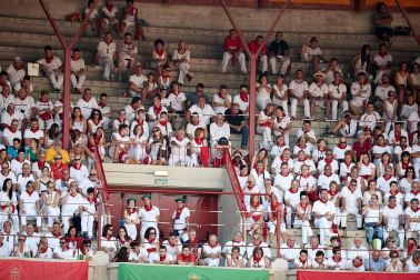 Público asistente a la Plaza de Toros de Pamplona durante la cuarta corrida de la Feria del Toro 2018.