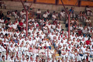 Público asistente a la Plaza de Toros de Pamplona durante la cuarta corrida de la Feria del Toro 2018.