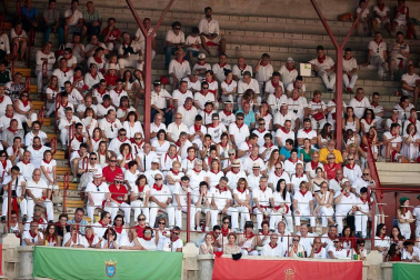 Público asistente a la Plaza de Toros de Pamplona durante la cuarta corrida de la Feria del Toro 2018.