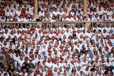 Público asistente a la Plaza de Toros de Pamplona durante la cuarta corrida de la Feria del Toro 2018.