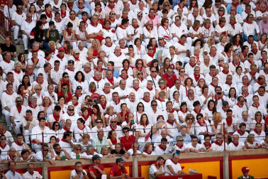 Público asistente a la Plaza de Toros de Pamplona durante la cuarta corrida de la Feria del Toro 2018.
