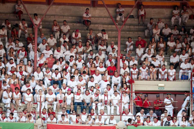 Público asistente a la Plaza de Toros de Pamplona durante la cuarta corrida de la Feria del Toro 2018.