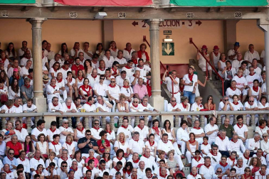 Público asistente a la Plaza de Toros de Pamplona durante la cuarta corrida de la Feria del Toro 2018.