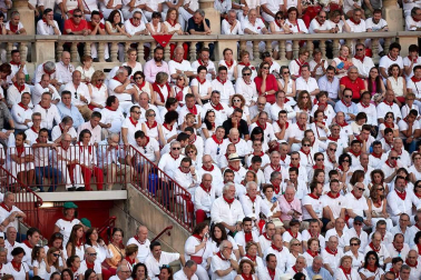 Público asistente a la Plaza de Toros de Pamplona durante la cuarta corrida de la Feria del Toro 2018.