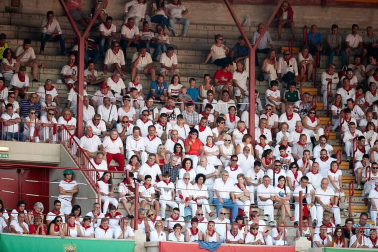 Público asistente a la Plaza de Toros de Pamplona durante la cuarta corrida de la Feria del Toro 2018.