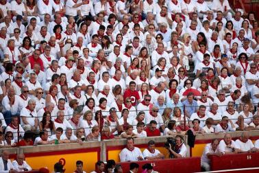Público asistente a la Plaza de Toros de Pamplona durante la cuarta corrida de la Feria del Toro 2018.