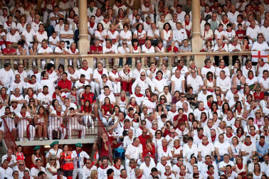 Público asistente a la Plaza de Toros de Pamplona durante la cuarta corrida de la Feria del Toro 2018.