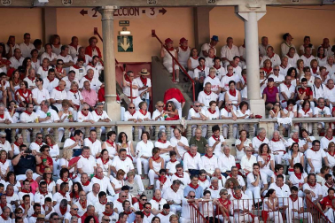 Público asistente a la Plaza de Toros de Pamplona durante la cuarta corrida de la Feria del Toro 2018.