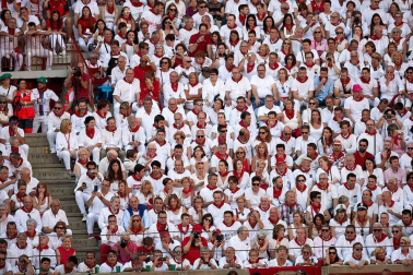 Público asistente a la Plaza de Toros de Pamplona durante la cuarta corrida de la Feria del Toro 2018.