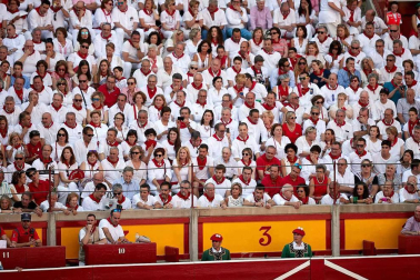 Público asistente a la Plaza de Toros de Pamplona durante la cuarta corrida de la Feria del Toro 2018.