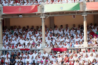 Público asistente a la Plaza de Toros de Pamplona durante la cuarta corrida de la Feria del Toro 2018.