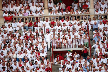 Público asistente a la Plaza de Toros de Pamplona durante la cuarta corrida de la Feria del Toro 2018.