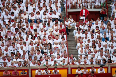 Público asistente a la Plaza de Toros de Pamplona durante la cuarta corrida de la Feria del Toro 2018.