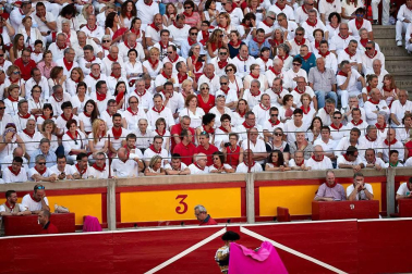 Público asistente a la Plaza de Toros de Pamplona durante la cuarta corrida de la Feria del Toro 2018.