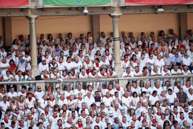 Público asistente a la Plaza de Toros de Pamplona durante la cuarta corrida de la Feria del Toro 2018.