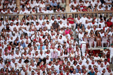 Público asistente a la Plaza de Toros de Pamplona durante la cuarta corrida de la Feria del Toro 2018.