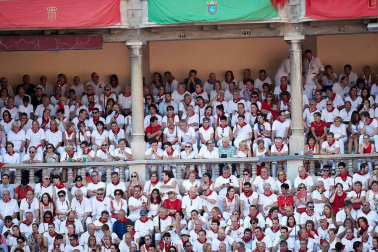 Público asistente a la Plaza de Toros de Pamplona durante la cuarta corrida de la Feria del Toro 2018.