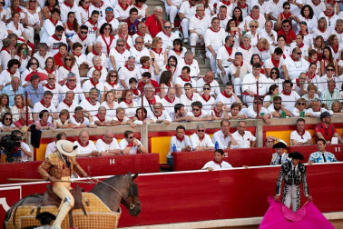Público asistente a la Plaza de Toros de Pamplona durante la cuarta corrida de la Feria del Toro 2018.
