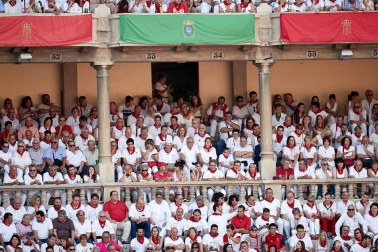 Público asistente a la Plaza de Toros de Pamplona durante la cuarta corrida de la Feria del Toro 2018.