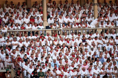 Público asistente a la Plaza de Toros de Pamplona durante la cuarta corrida de la Feria del Toro 2018.