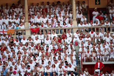 Público asistente a la Plaza de Toros de Pamplona durante la cuarta corrida de la Feria del Toro 2018.