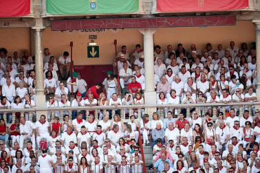 Público asistente a la Plaza de Toros de Pamplona durante la cuarta corrida de la Feria del Toro 2018.