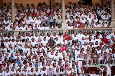 Público asistente a la Plaza de Toros de Pamplona durante la cuarta corrida de la Feria del Toro 2018.