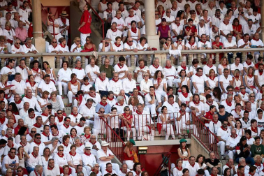 Público asistente a la Plaza de Toros de Pamplona durante la cuarta corrida de la Feria del Toro 2018.